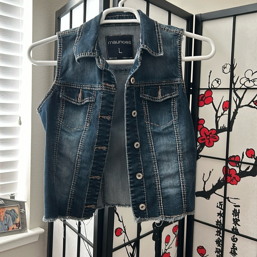 Maurice’s Jean Vest Size Large Only worn a few times. Wear over summer dresses.